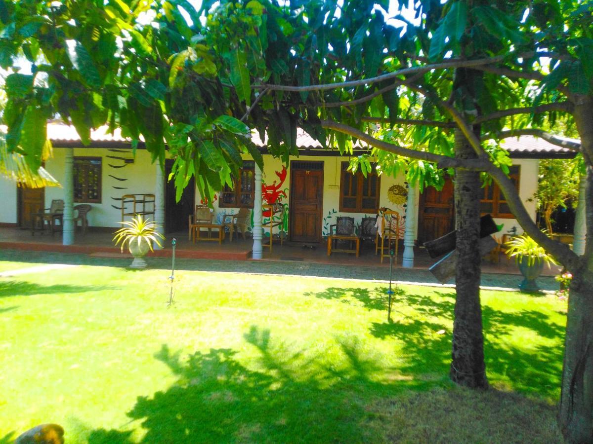 Lobster Inn Trincomalee Bagian luar foto