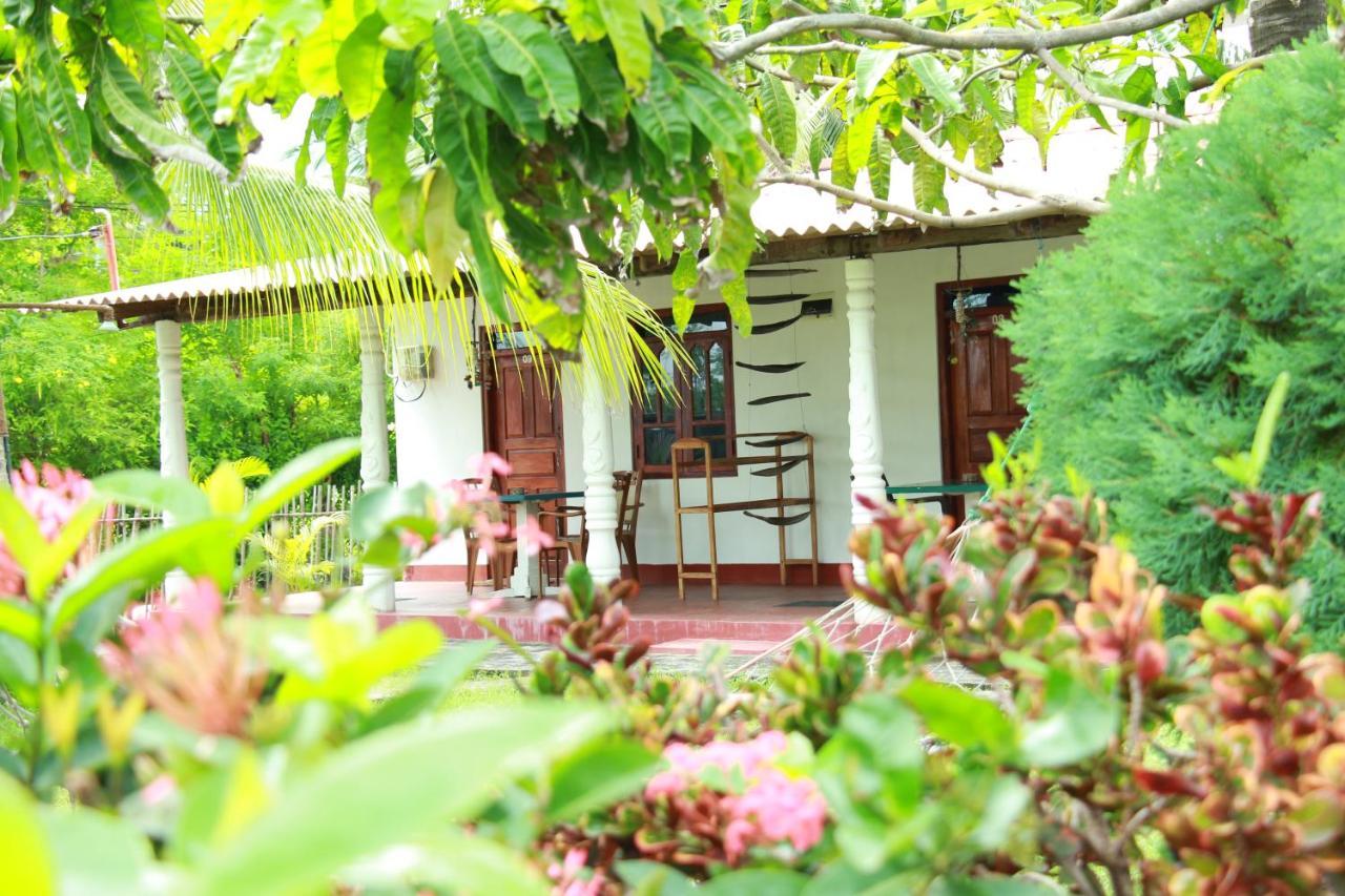 Lobster Inn Trincomalee Bagian luar foto