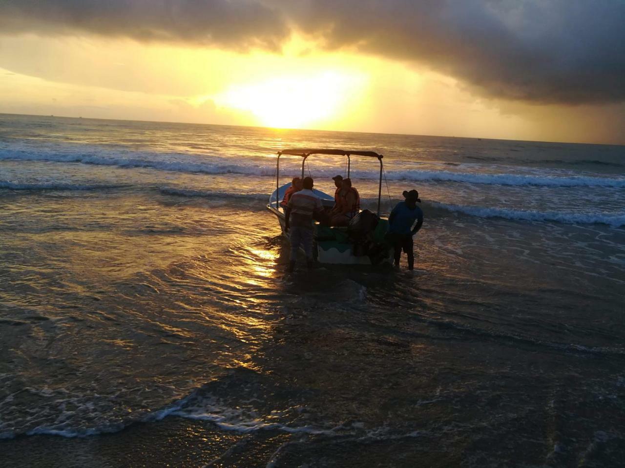 Lobster Inn Trincomalee Bagian luar foto